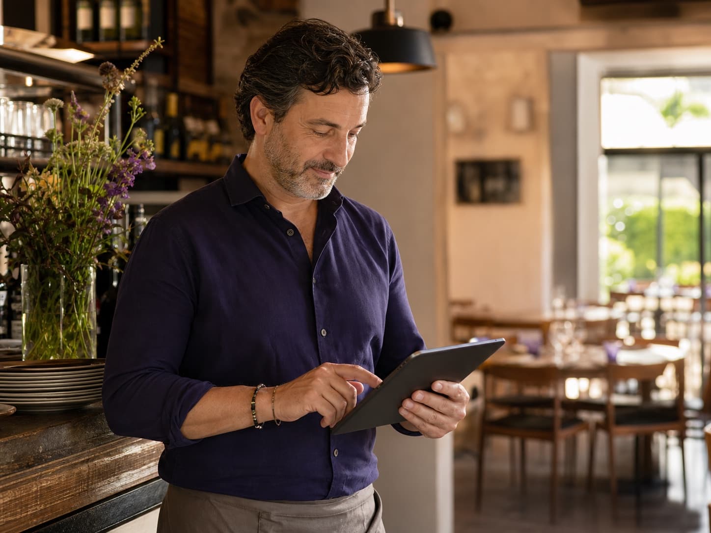 Ristoratore che aggiorna il proprio menu digitale TadaMenu dal tablet